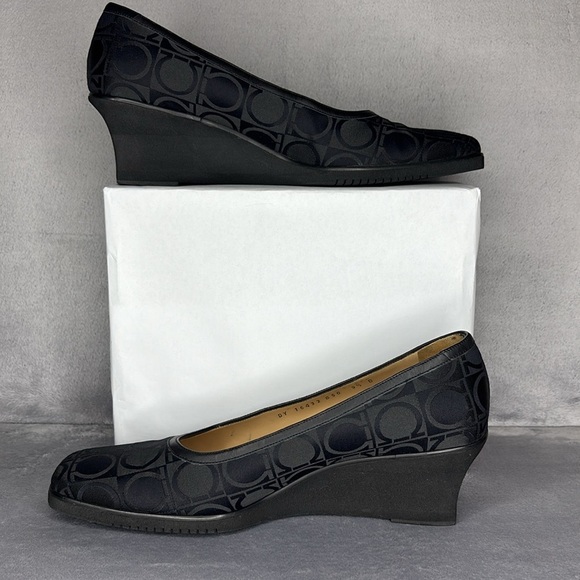 🔥🔥🔥Salvatore Ferragamo Black Wedge Shoes Size: 9.5 B🔥🔥🔥 - Picture 2 of 8
